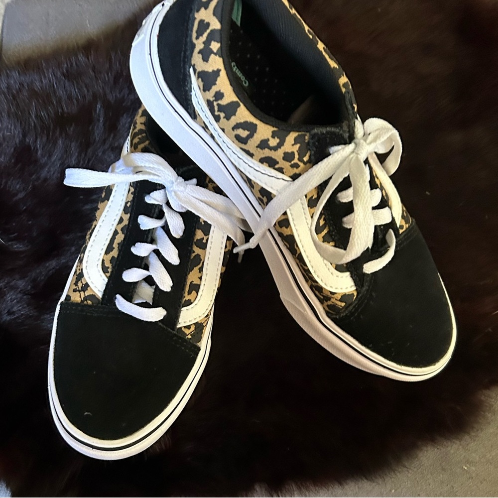 NWOT. Vans animal print.Size 4 junior. Absolutely adorable.